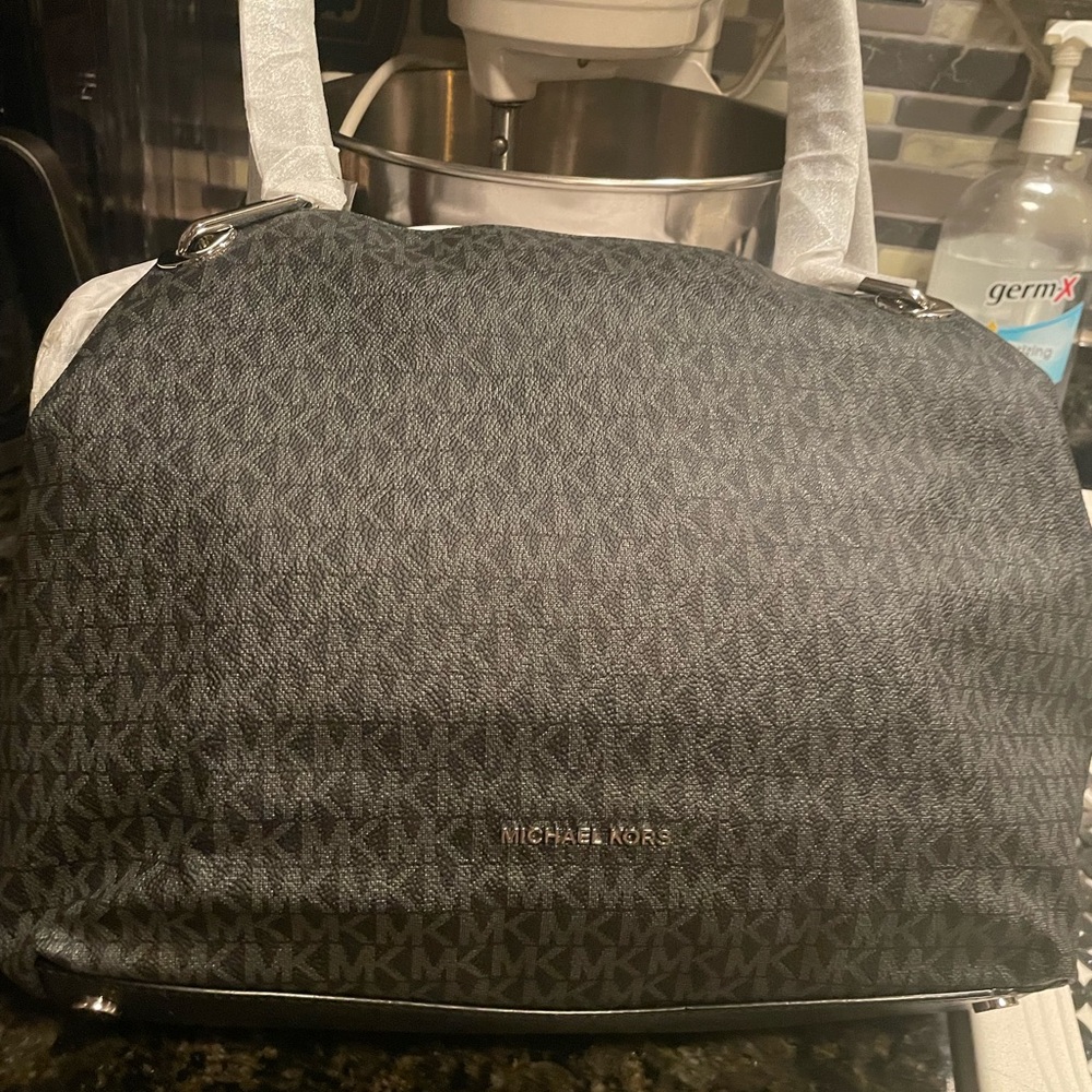 NWT BEAUTIFUL MICHAEL KORS SHOULDER BAG WITH THREE COMPARTMENTS.